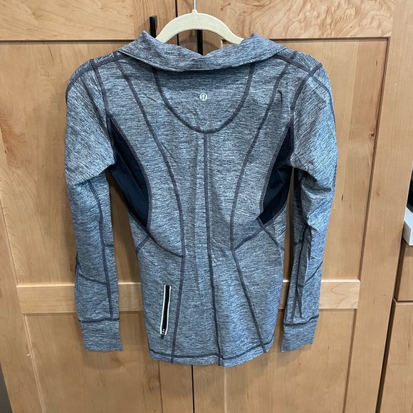 Light material Lululemon half zip - Picture 2 of 4